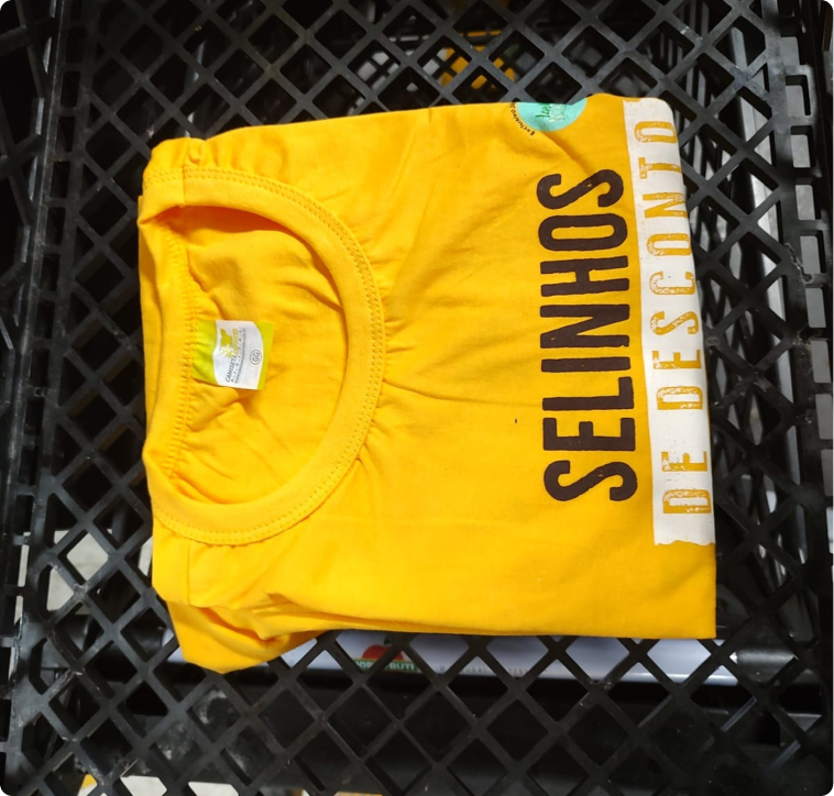 'Selinhos de Desconto' shirt — physical brand artifact